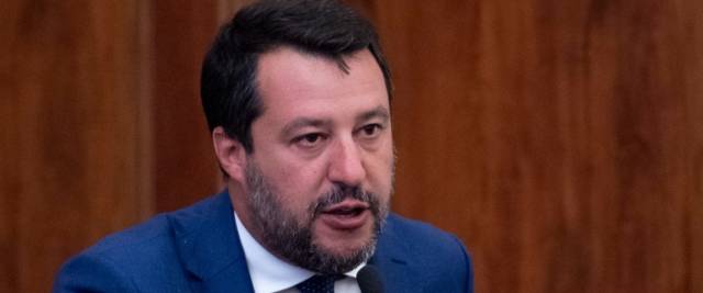 Coronavirus, Salvini se la prende con i migranti: “Non puoi tenere sotto sequestro gli italiani e poi far sbarcare migliaia di persone che vanno in giro per l’Italia a fare quello che vogliono”