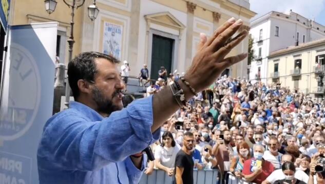 Cava de’ Tirreni (Salerno), tensione e cariche della polizia durante un comizio di Matteo Salvini