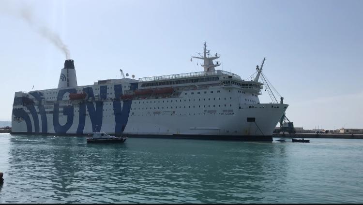 Lampedusa, la nave quarenta Gnv Azzurra ha lasciato il porto