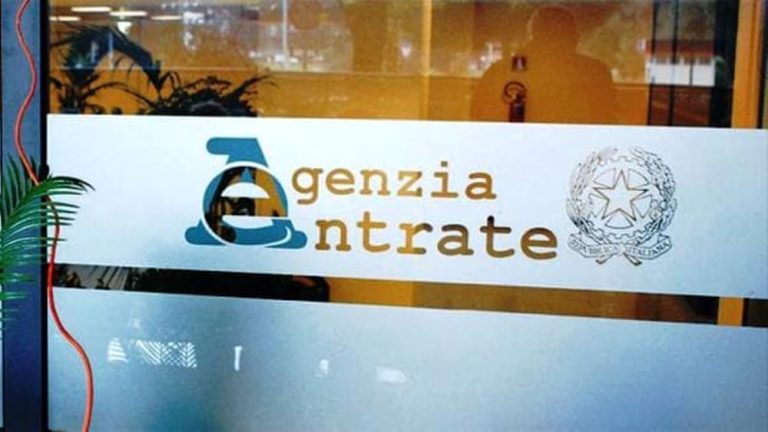 Roma, il bar all’interno di una sede dell’Agenzia delle entrate che non fa scontrini, il capo della comunicazione: “Fatto increscioso, interverremo”