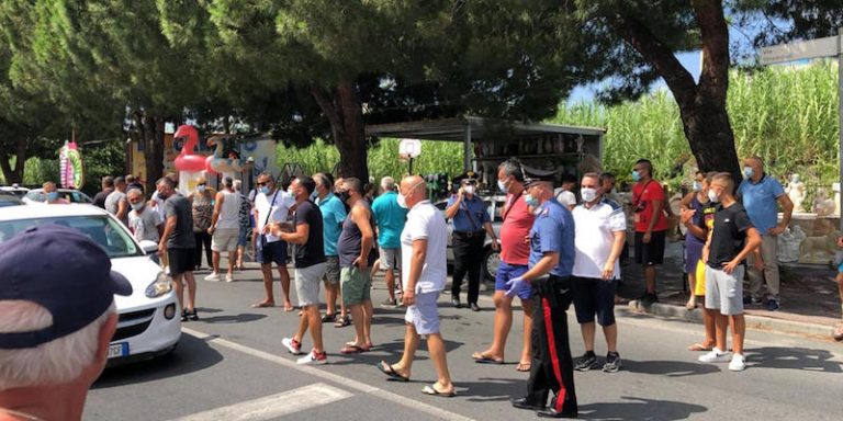 Lampeda, flashmob dei cittadini contro la presenza dei migranti