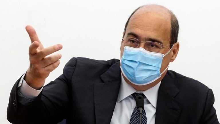 Coronavirus, Zingaretti si arrabbia: “Ci sono persone scellerate che si tolgono la mascherina”
