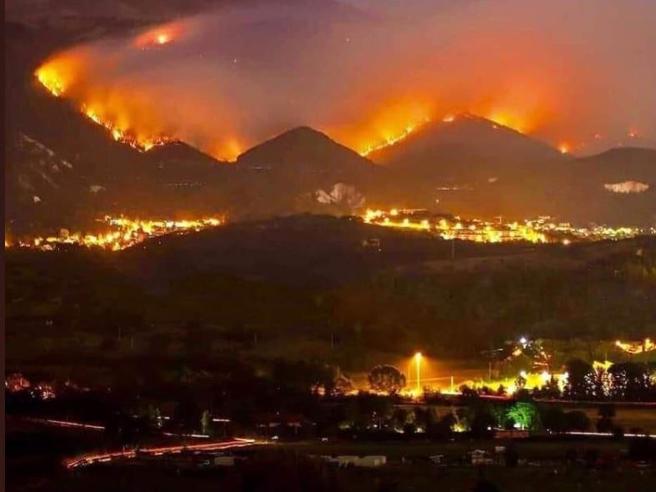 L’Aquila, non ancora domati diversi incendi: molte persone in strada durante la notte