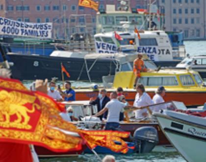 Venezia, protestano i lavoratori portuali per la crisi del post Covid