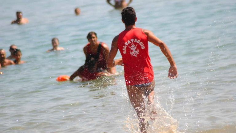 In difficoltà col windsurf: salvato dai bagnini