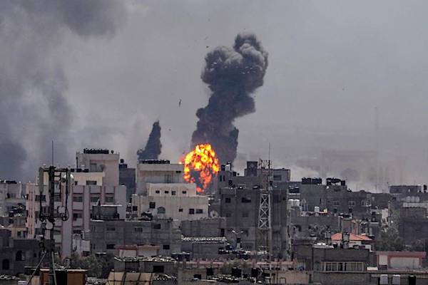 M.O: dopo i lanci di palloni incendiari, le forze israeliani rispondono bombardando obiettivi di Hamas a Gaza
