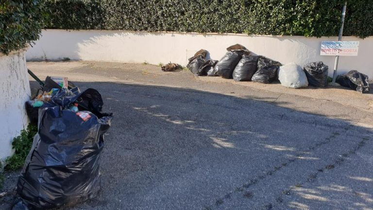 Strade trasformate in discaricheabusive: i cittadini dicono basta