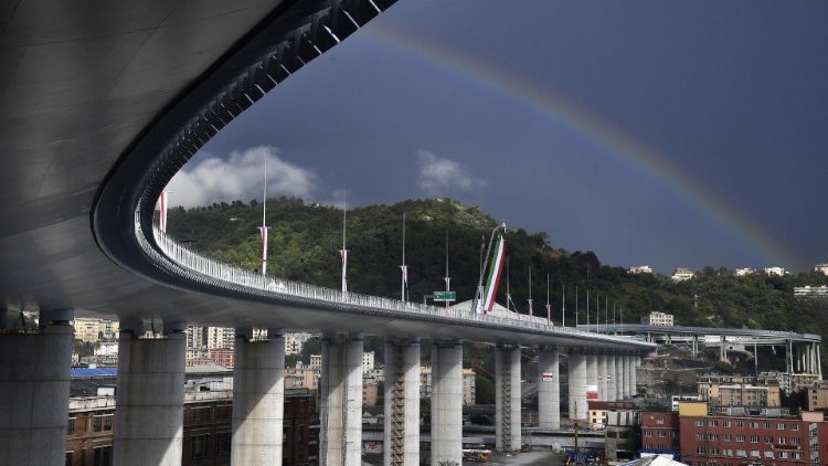 Genova, prime code sul ponte San Giorgio per foto e selfie degli automobilisti