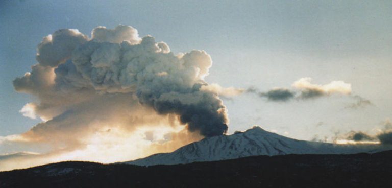 Spazi aerei chiusi attorno all’Etna per l’emissione di una nube eruttiva alta oltre 9 chilometri che emerge dal cratere di Sud-Est
