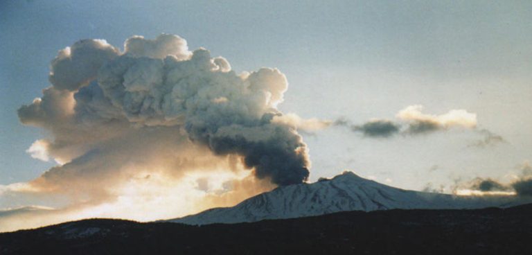 Catania, l’Etna è tornato in attività