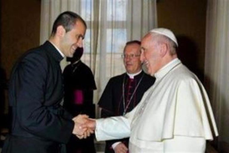 Vaticano, Papa Francesco ha scelto il suo nuovo segretario personale: Don Fabio Salerno