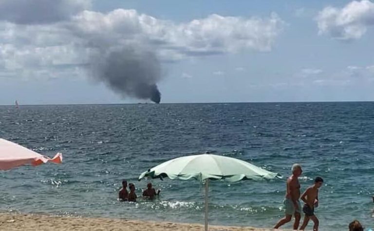 Calabria, incendio in una barca con decine di migranti: disperse sei persone nei pressi di Praialonga