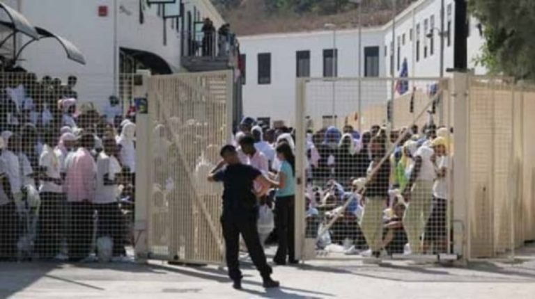 Migranti, prosegue la protesta del governatore Musumeci: “Questi disperati vengono ammassati come se fossero bestiame in ambienti inidonei e inadatti”