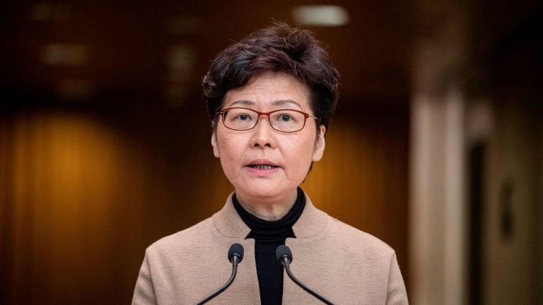 Hong Kong, per la governatrice Carrie Lam le sanzioni degli Usa sono irragionevoli