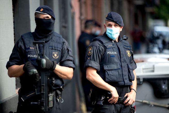 Barcellona: la polizia ha arrestato due turisti italiani accusati di violenza sessuale