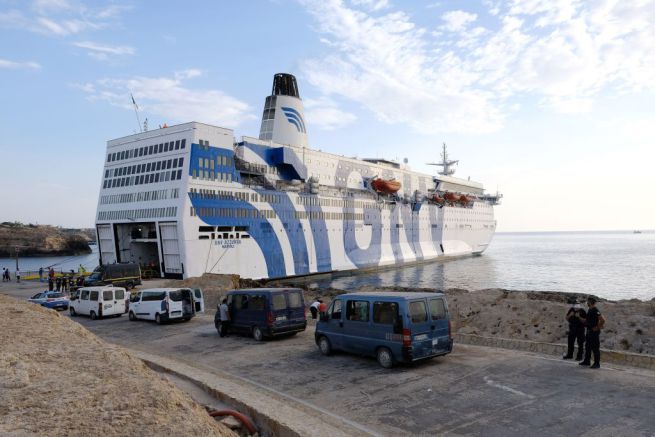 Lampedusa, imbarcati i primi 350 migranti sulla nave quarantena Gnv