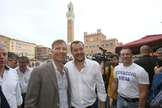 Siena, prosegue ‘la crociata’ di Salvini contro il ministro Azzolina: “Deve andare a casa, le diamo un banco a rotelle per fare un giro in Piazza del Campo”