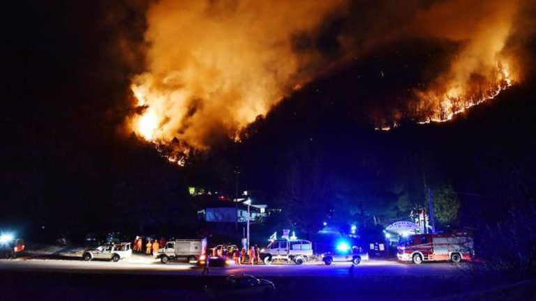 Nuoro, domato un vasto incendio che aveva sfiorato la città