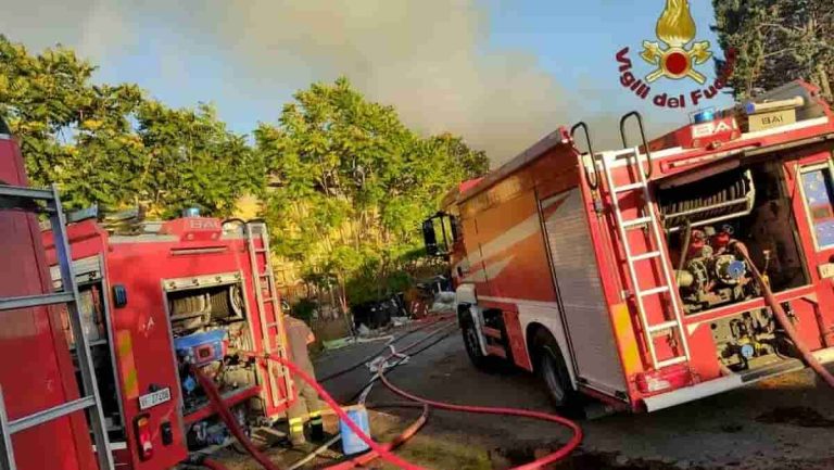 Roma, una grande incendio ha provocato la chiusura del Gra nei pressi dell’uscita per l’Aurelia: traffico paralizzato