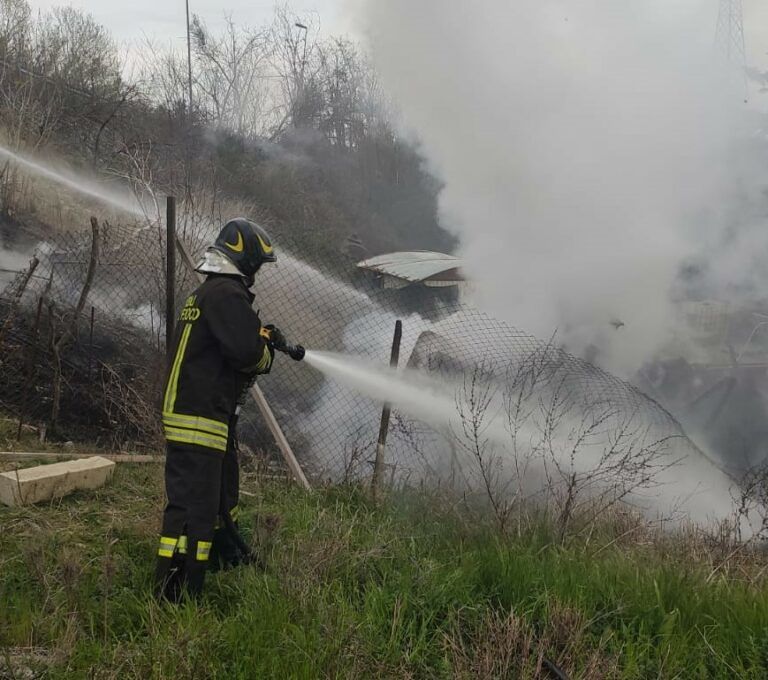 Abruzzo, incendi nelle campagne intorno a L’Aquila: impegnati dieci mezzi e 200 vigili del fuoco