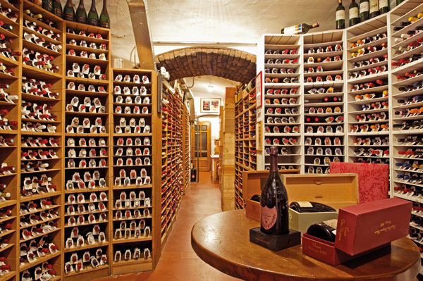 Firenze, le storica enoteca Pinchiorri mette all’asta i vini per pagare i 51 dipendenti