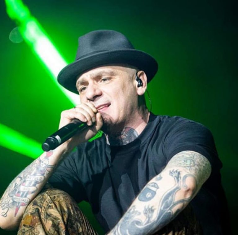 Coronavirus, l’appello del rapper J-Ax: “Ragazzi, attenti è affatto finita, non fate come i politici, mettete la mascherina”