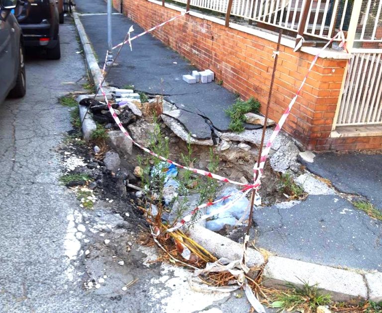 Marciapiede ‘esploso’ fra via Latina e via Agrigento