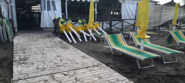 Stabilimenti nella morsa del mare in burrasca