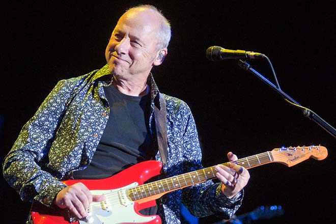 Musica, il chitarrista Mark Knopfler compie oggi 71 anni: dalla gavetta alla leggenda dei Dire Straits