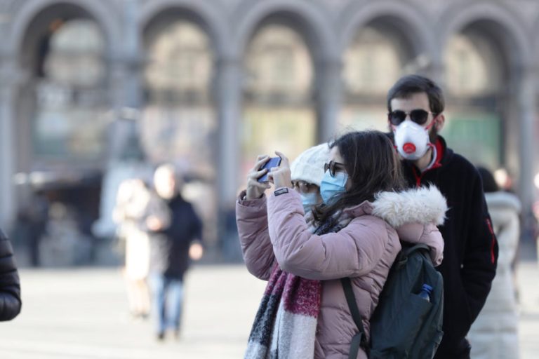 Covid: l’uso della mascherina per il contenimento dell’epidemia è obbligatorio all’aperto oltre che al chiuso in tutta Italia