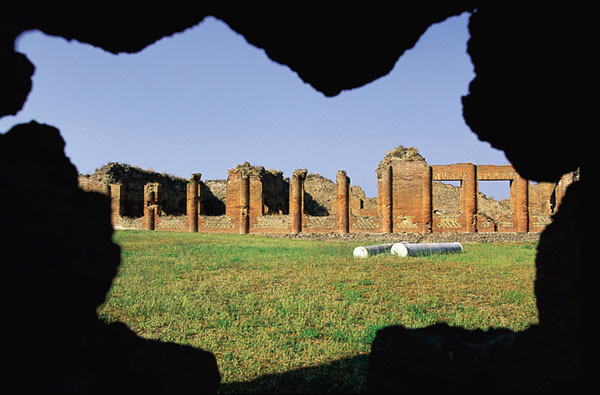 Pompei, segnalata una turista che era salita sul tetto delle Terme centrali per scattare una foto