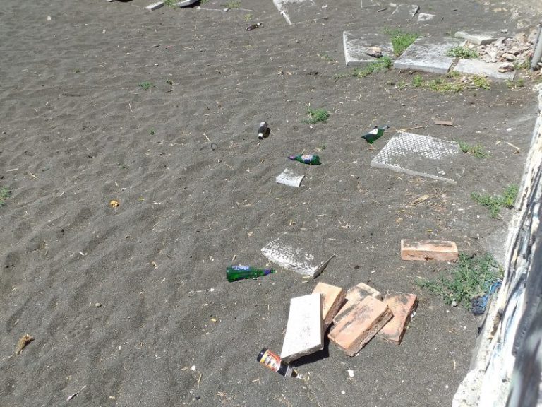 Lancio di bottiglie dalla villa romana di San Nicola contro gli stabilimenti