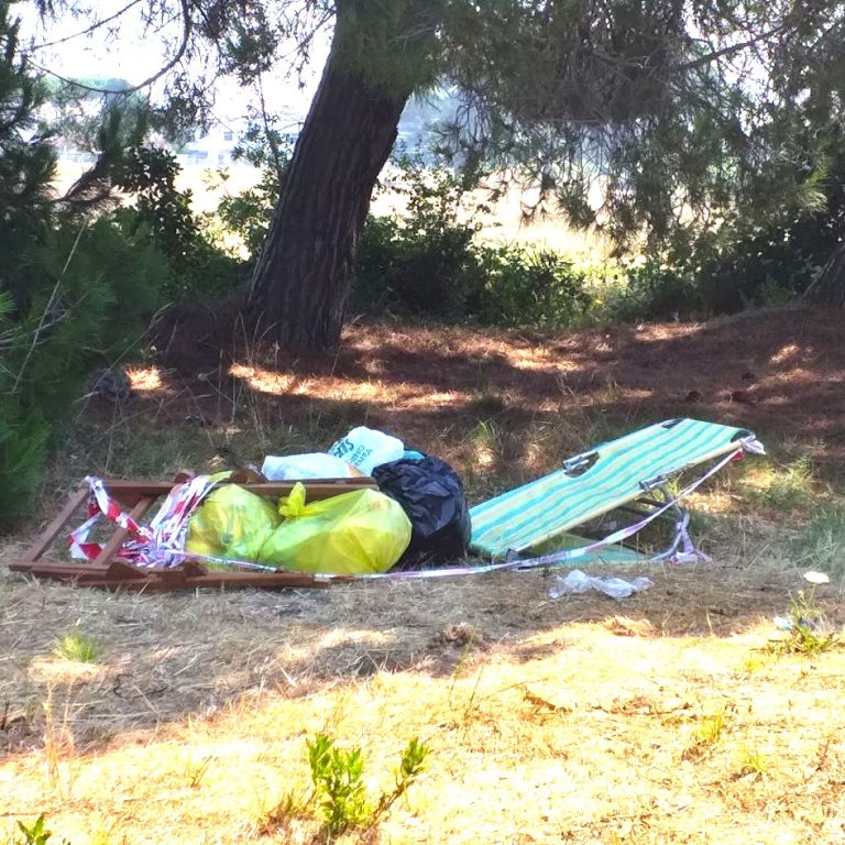 Rifiuti abbandonati in viale Campo di Mare a Marina di Cerveteri