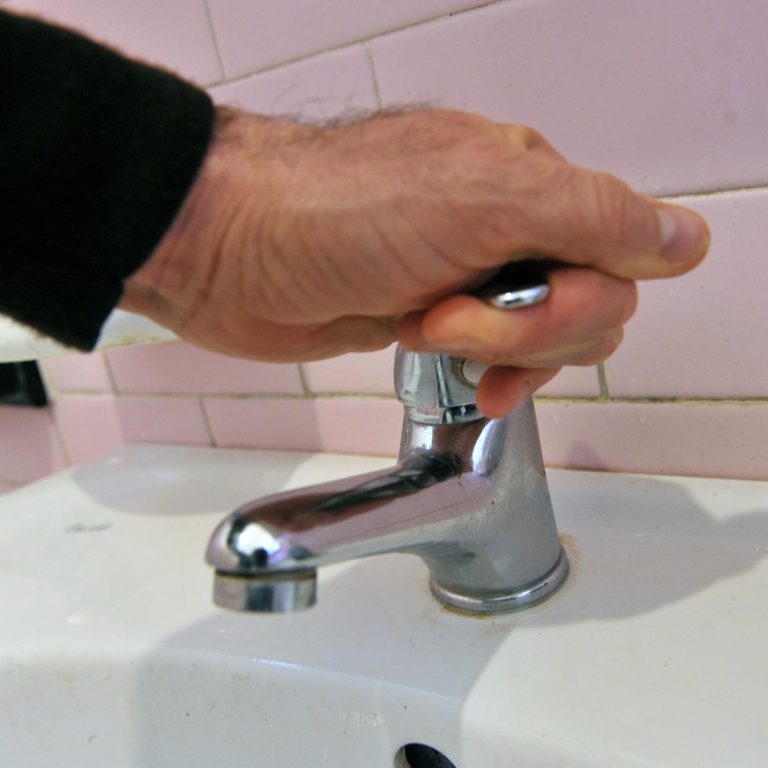 Cerenova rubinetti a secco, i cittadini:«Neanche gli Etruschi vivevano così»