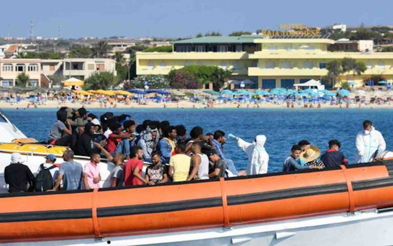 Lampedusa, al via le operazioni di trasferimento di almeno 300 migranti