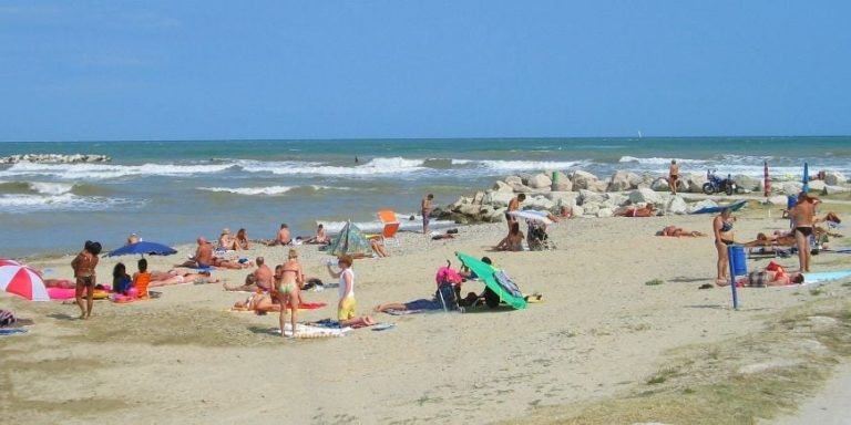 Nuvola non ti temo: spiagge affollate sia Campo di Mare che a Ladispoli