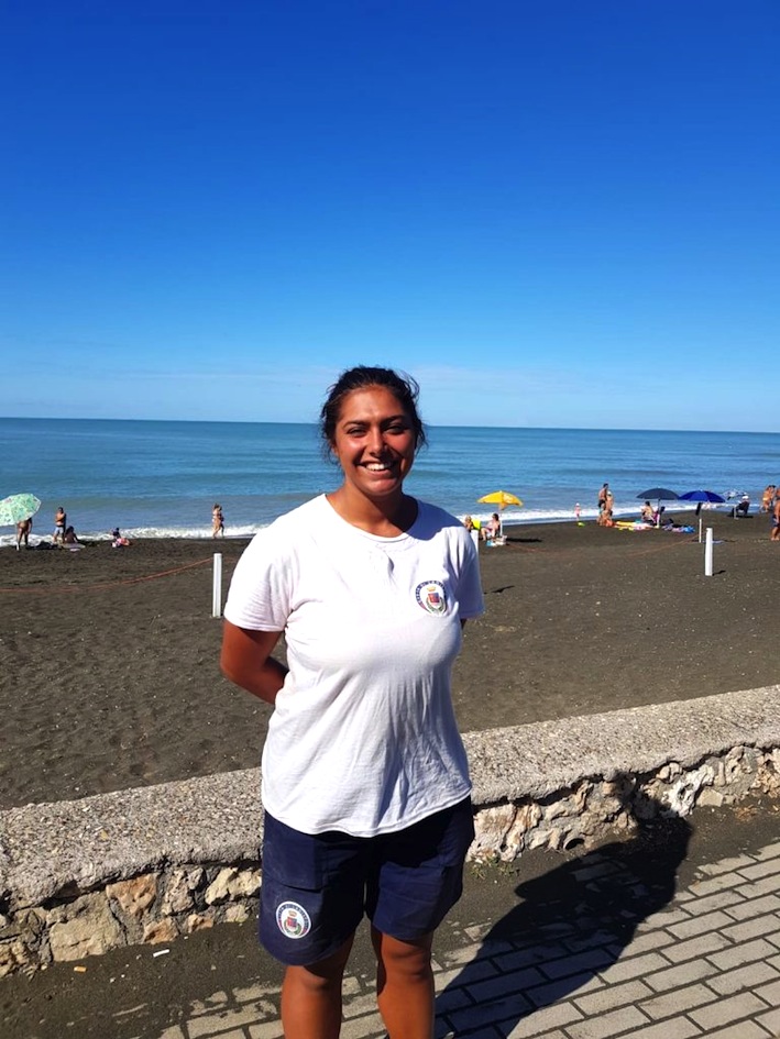 Cade a terra per un infarto: salvato da una volontaria