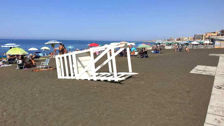 Torrette ribaltate sulle spiagge