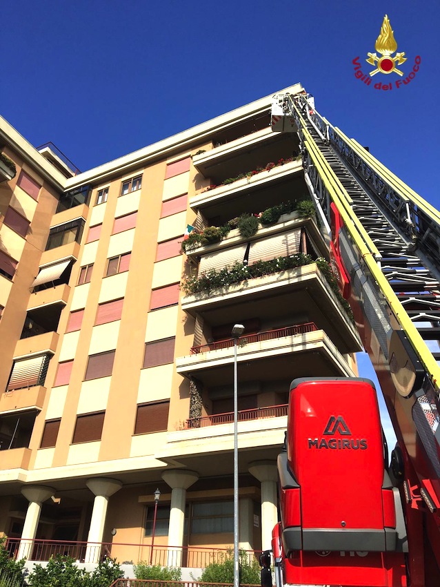 Civitavecchia, non risponde a casa da giorni: donna trovata priva di vita dai Vigili del Fuoco