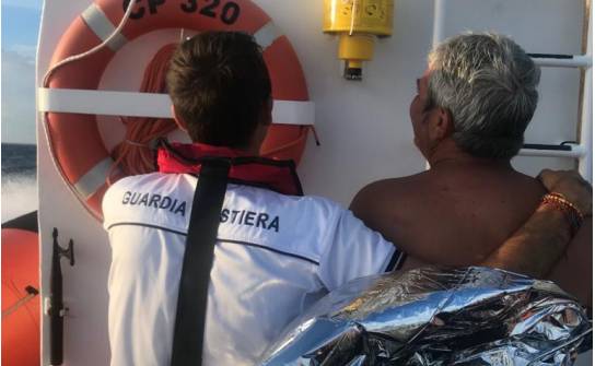 Santa Margherita di Pula (Cagliari), cade in mare dalla barca: turista 47enne salvato dopo tre ore di ricerche