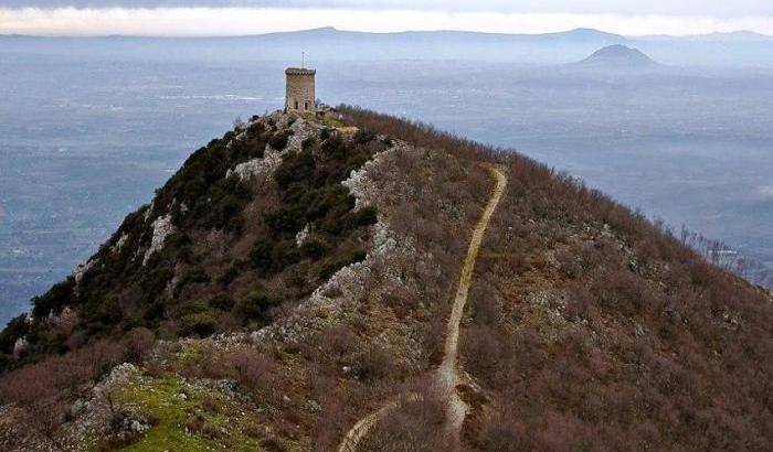 Italia Nostra: “Il misterioso faro in cima al Monte Gennaro. Presentato esposto”