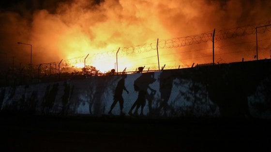 Grecia, migliaia di migranti sono fuggiti dal campo di Moria sull’isola di Lesbo devastato dagli incendi