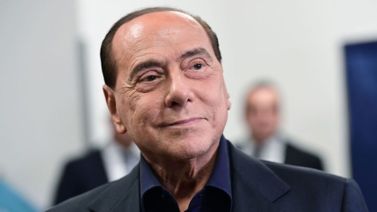 Milano, il ricovero dopo il ricovero di Berlusconi: nel suo entourage è caccia “all’untore”