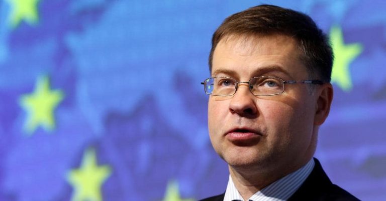 Ue, parla Valdis Dombrovskis: “Le politiche di bilancio devono continuare a sostenere la ripresa in tutto il 2021”