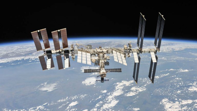 Gli astronauti sulla Stazione Spaziale Internazionale hanno eseguito una manovra per evitare di essere colpiti da una raffica di detriti spaziali