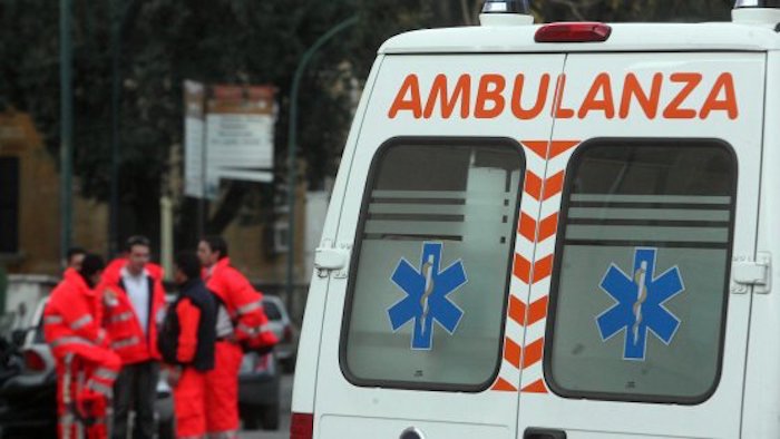 Tragedia a Velletri (Roma), un 15enne si dà fuoco nel cortile della sua casa: é gravissimo al Gemelli