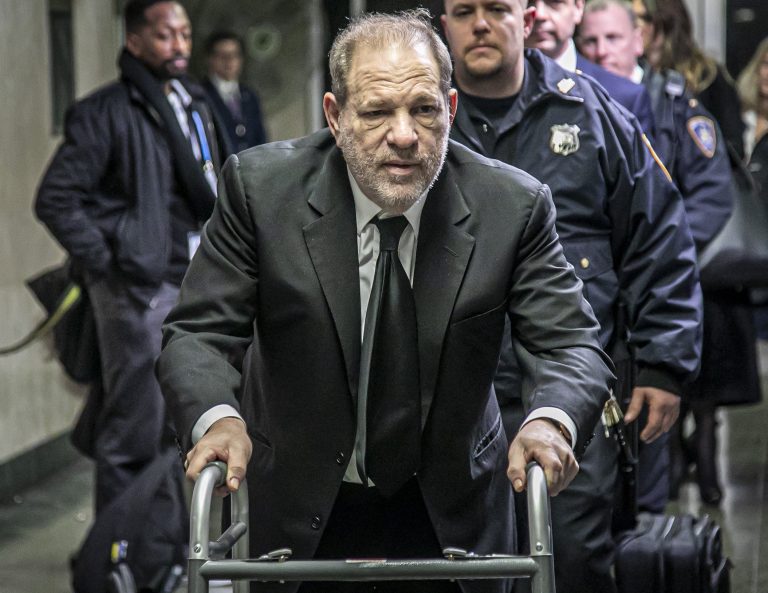 Usa, l’ex produttore cinematografico Harvey Weinstein condannato a 16 anni di carcere per stupro