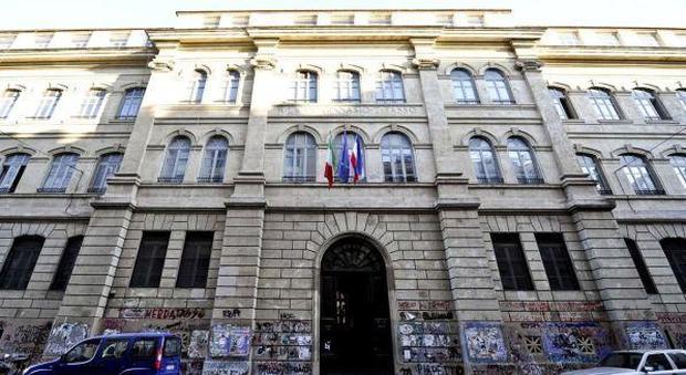 Coronavirus, parla Paolo Pedullà, preside dello storico liceo Tasso di Roma: “Nuovo regolamento disciplinare; posizione statica sui banchi o in situazione dinamica in classe si sta con mascherina; igiene, rispetto delle regole di distanziamento e tracciamento”