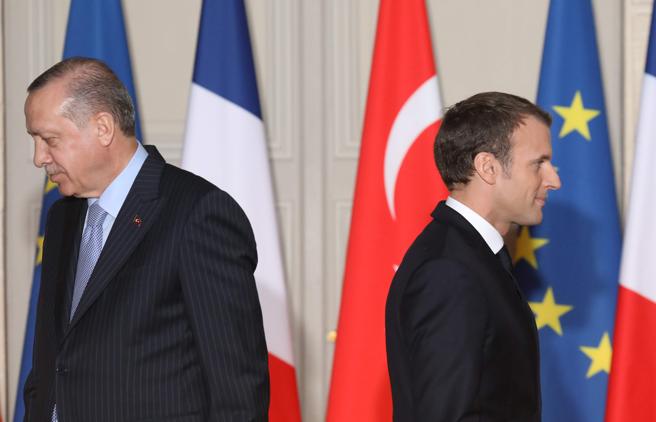 Gas, duro scontro tra la Turchia e la Francia: “Il presidente Macron è un arrogante”