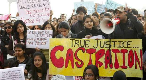 India, violente proteste dopo la morte di una ragazza stuprata a New Delhi